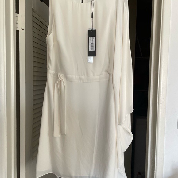 Halston flowy arm dress in Chalk - Picture 7 of 10